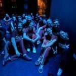 Hip Hop streedance breakdance dansschool in Nijmegen voor jongens meisjes mannen en vrouwen talent wedstrijden en voorstellingen shows MovingMatters Nijmegen groepsfoto back stage