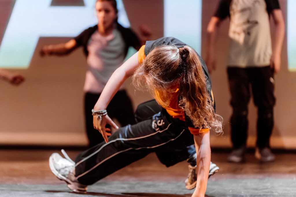 Hip Hop dansschool MovingMatters streetdance hiphop kinder dansles danslessen volwassenen talentgroepen wedstrijden battle breakdance voor meisjes