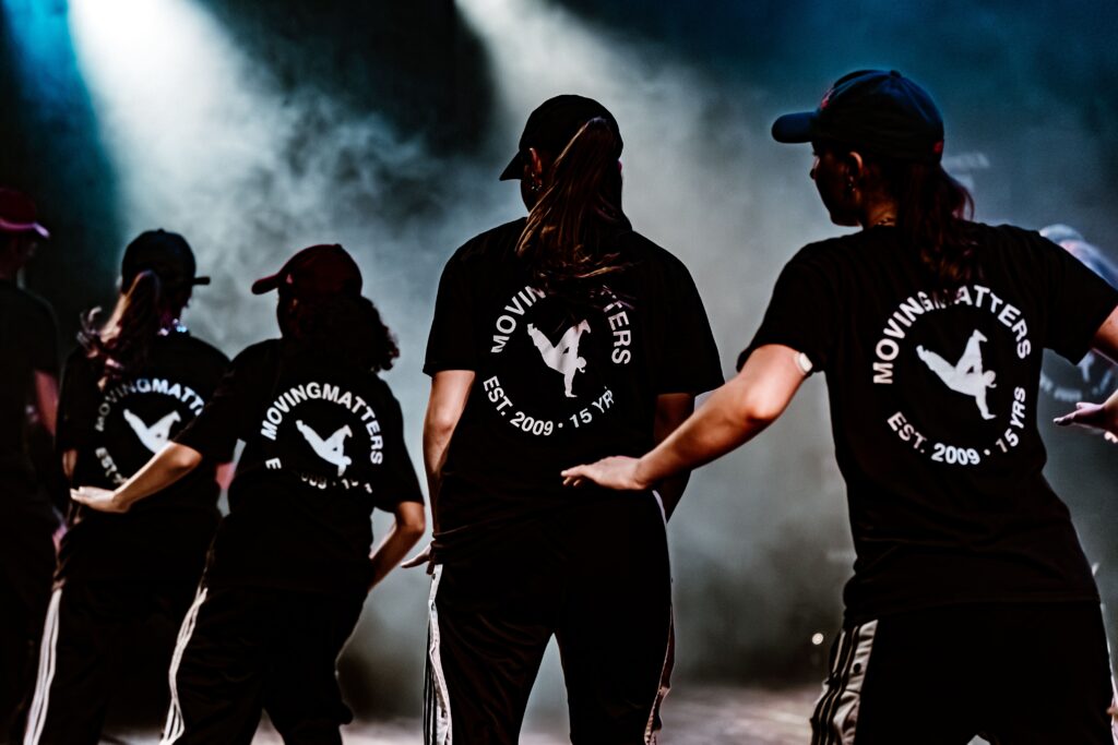 Hip Hop dansschool MovingMatters streetdance hiphop kinder dansles danslessen volwassenen talentgroepen wedstrijden battle MovingMatters ruglogo zwartwit