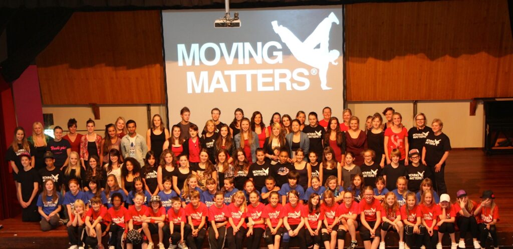 Hip Hop dansschool dansles show foto jongens meisjes kinderen 4+ jeugd tieners studenten volwassenen middelbare leeftijd dansteam wedstrijden groepsfoto alle leerlingen MovingMatters urban academy Nijmegen