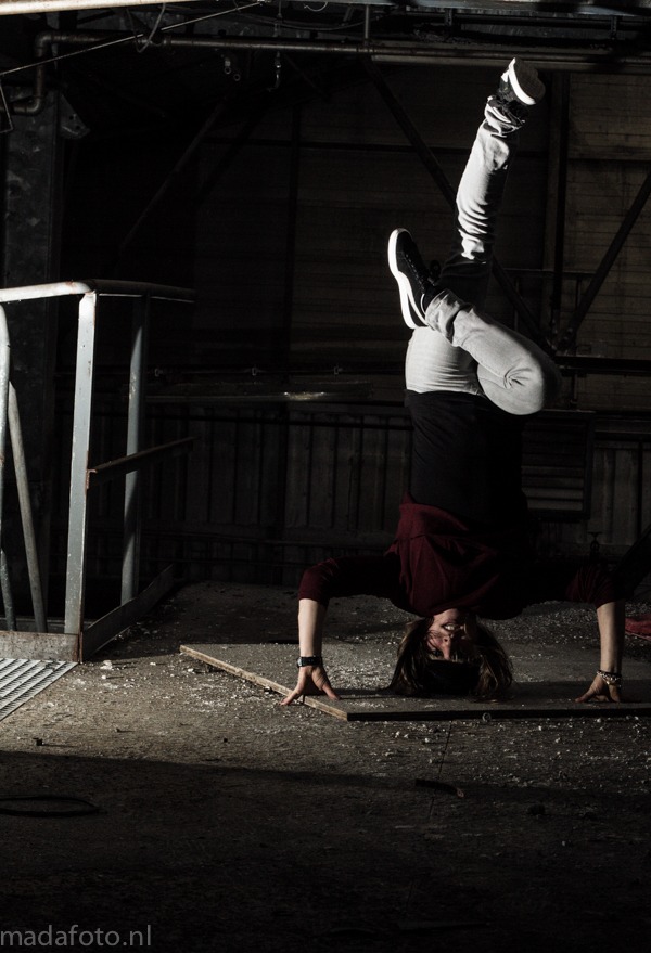 Breakdance Nijmegen handstand headstand op je hoofd breakdance op je hoofd draaien stoere moves trucs trics Honigcomplex Nijmegen dansschool MovingMatters Marthe Weijers